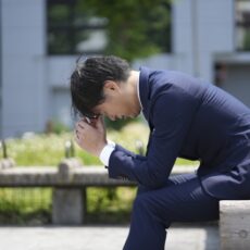 転職失敗に遭遇した時、短期離職になるのを怖がって、1年は我慢しますか